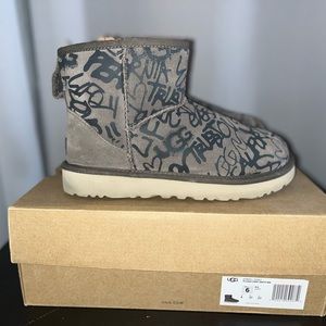 Ugg Mini - charcoal graffiti (kids size)